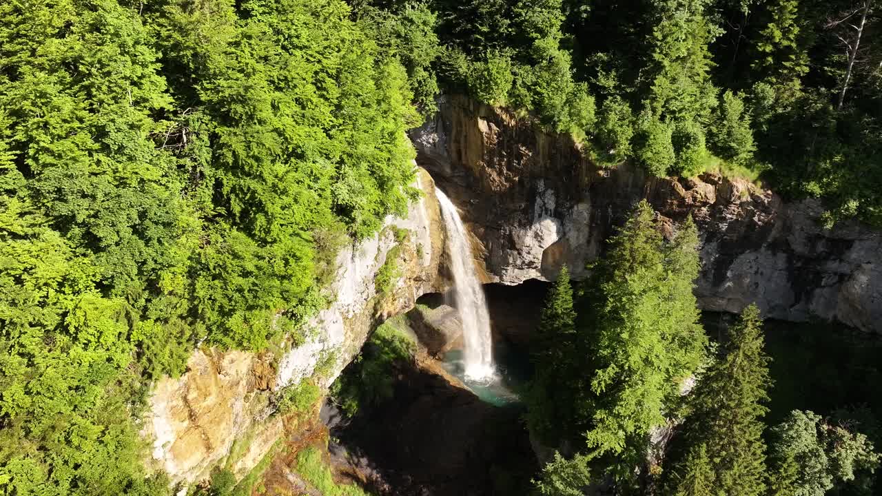 Vista aerea della cascata di Berglistüber in mezzo a una lussureggiante foresta in Svizzera