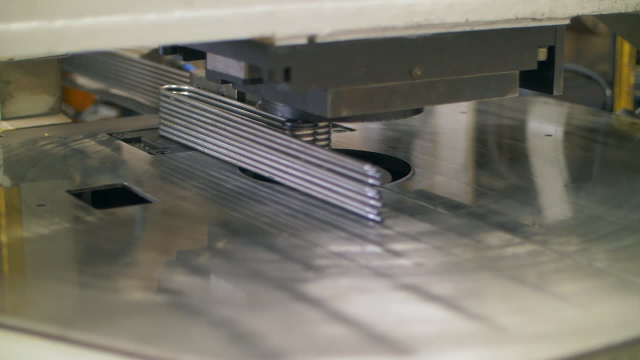 Produzione di resistenze per lavatrici in una fabbrica di elettrodomestici.
