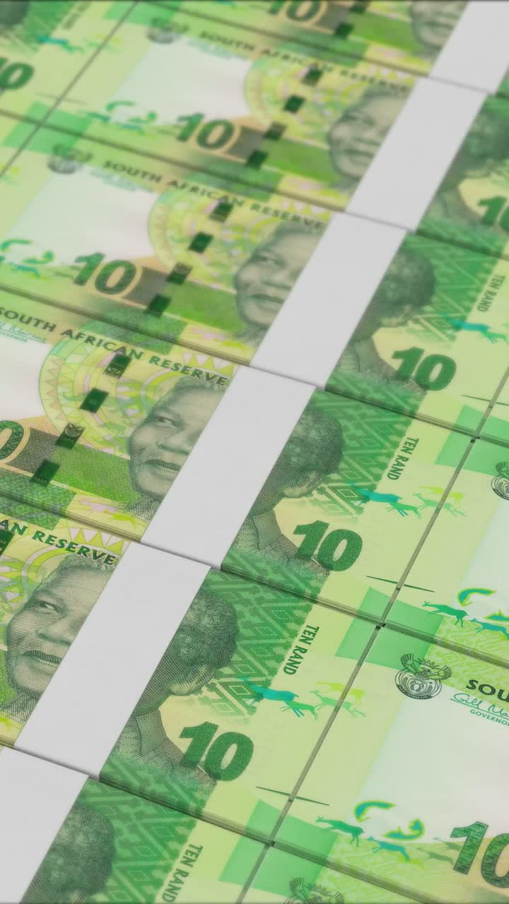 vídeo vertical de 10 billetes de banco de rand sudafricano impresos por una prensa de dinero