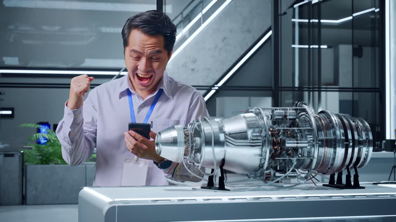 제트 엔진 설계 를 검토 하는 흥분 한 엔지니어