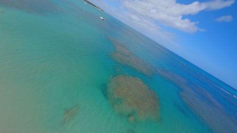 hermoso mar azul caribeño con botes de recreo