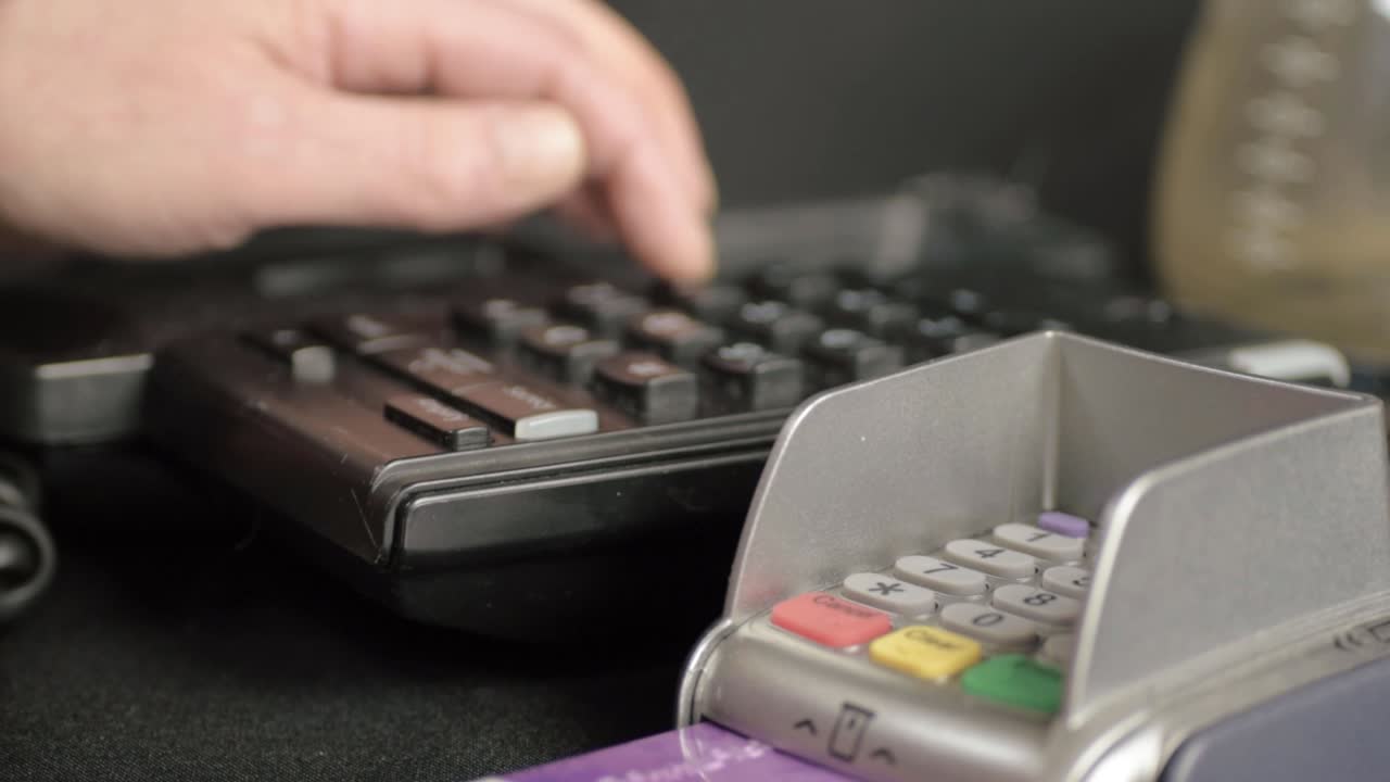 hacer una llamada telefónica a mano con la máquina de pago pdq