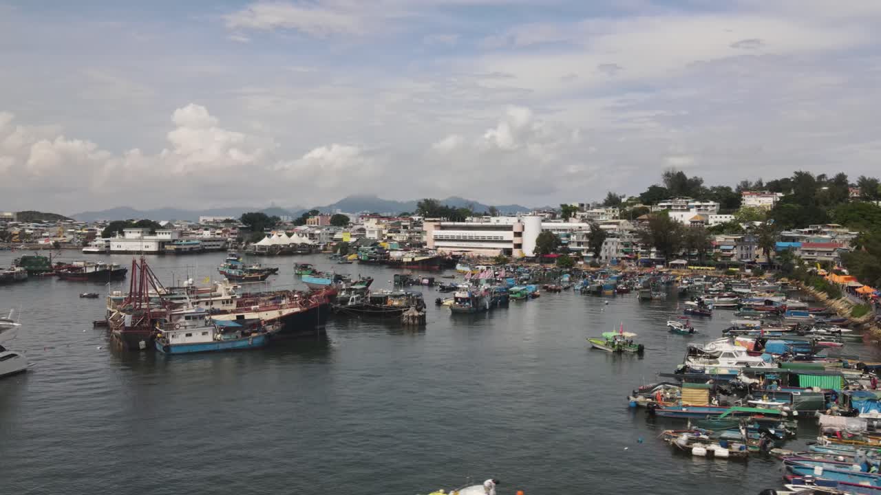 vista aérea de barcos de pesca amarrados en la marina de la isla de cheung chao en la ciudad de hong kong