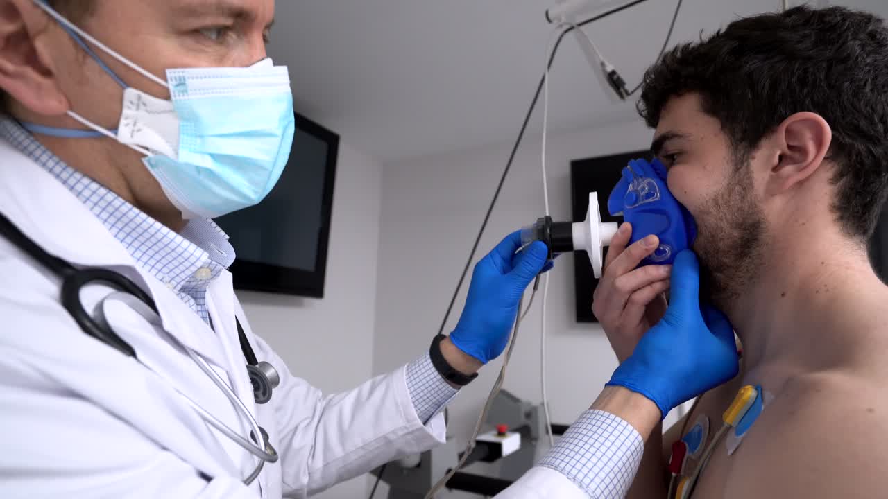 el médico prepara al paciente para una prueba de estrés cardíaco en la clínica.