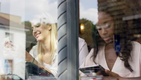 Gruppe,-Café-Und-Telefon-Am-Fensterplatz