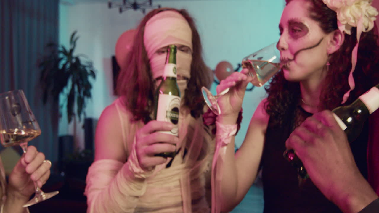 amigos en una fiesta de halloween