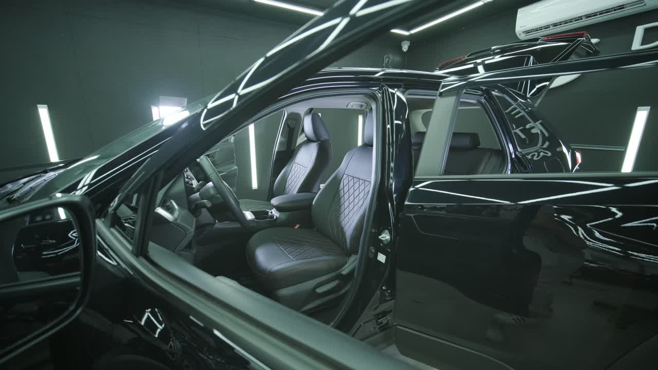 cubiertas de asiento de cuero negro en el coche. hermoso diseño interior de automóvil de cuero. asientos de cuero de lujo en el automóvil.