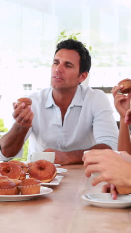 gente de negocios casual comiendo pasteles