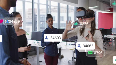 Animation-Von-Mediensymbolen-über-Verschiedenen-Geschäftsleuten-Mithilfe-Eines-VR-Headsets