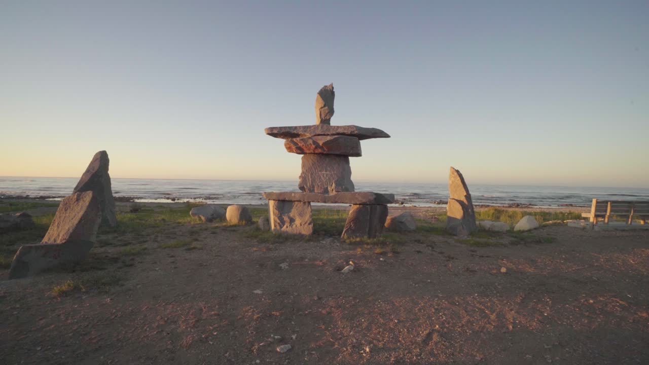 un inukshuk en churchill, manitoba, cerca de la bahía de hudson, en canadá