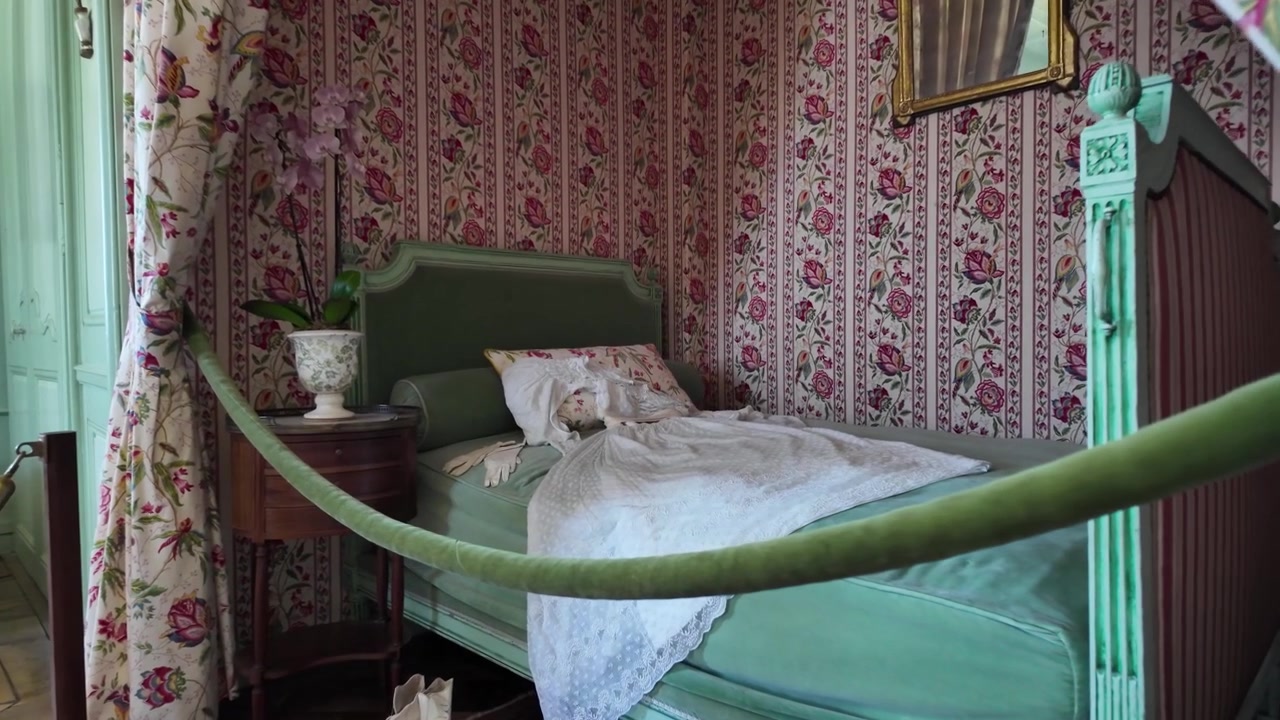 Wideo w zwolnionym tempie prezentujące elegancką, zabytkową sypialnię wewnątrz zamku Villandry, z łóżkiem z baldachimem, kwiecistymi zasłonami, meblami z epoki i wyrafinowanym renesansowym wnętrzem.