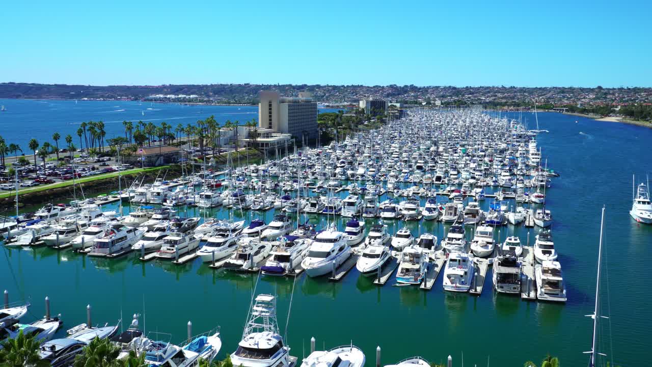 캘리포니아 샌디에이고의 아름다운 하버 섬을 4k 슬로우 모션으로 촬영