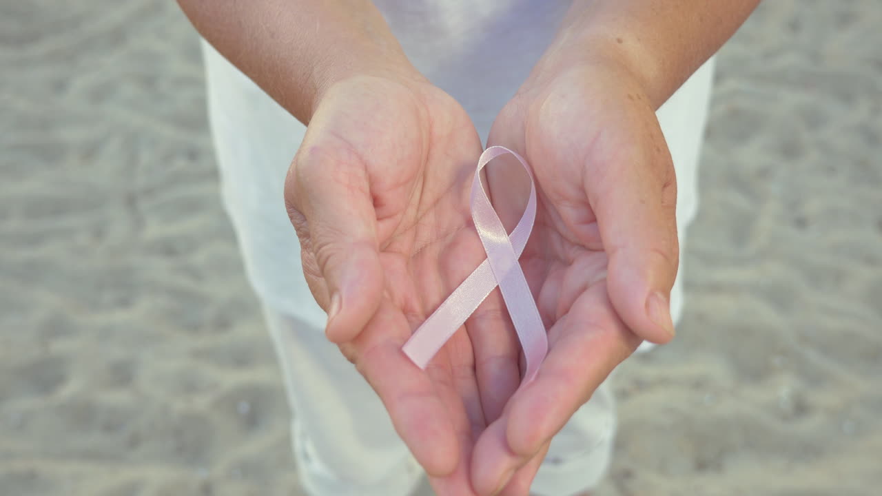 Uomo che tiene il simbolo del cancro nei palmi delle mani