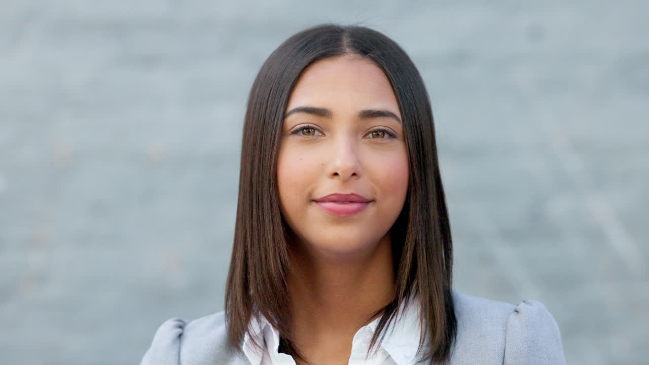 mujer de negocios feliz divirtiéndose