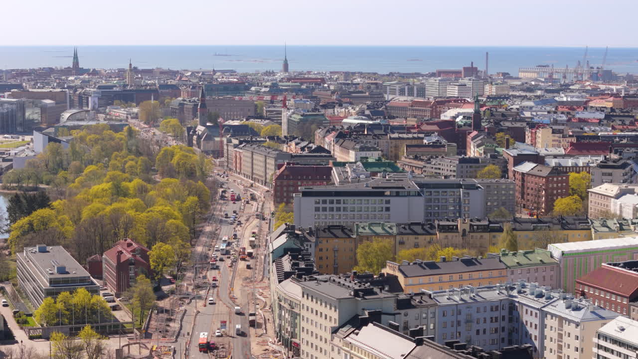 vista del paisaje urbano del barrio de töölö en helsinki con tráfico en la e12