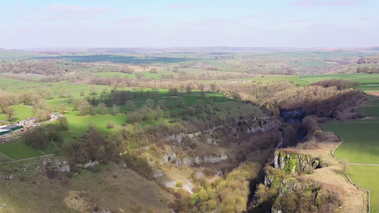 Vista aerea della Riserva Naturale della Valle del Wye, Peak District Derbyshire