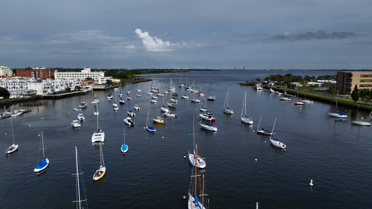 una vista aérea de sheepshead bay, brooklyn en nueva york en un hermoso día