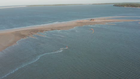 巴西北部阿丁斯湖 (lagoon of atins) 的滑翔機遊客