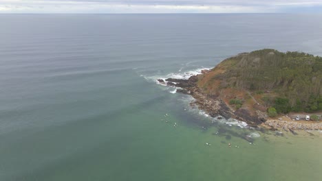 Paisaje-De-Scotts-Headland-Y-Agua-Azul-Clara-De-La-Playa-En-La-Mitad-De-La-Costa-Norte,-Australia