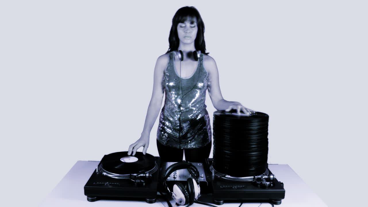 mujer joven dj 04