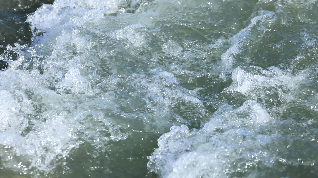 물 표면의 파동