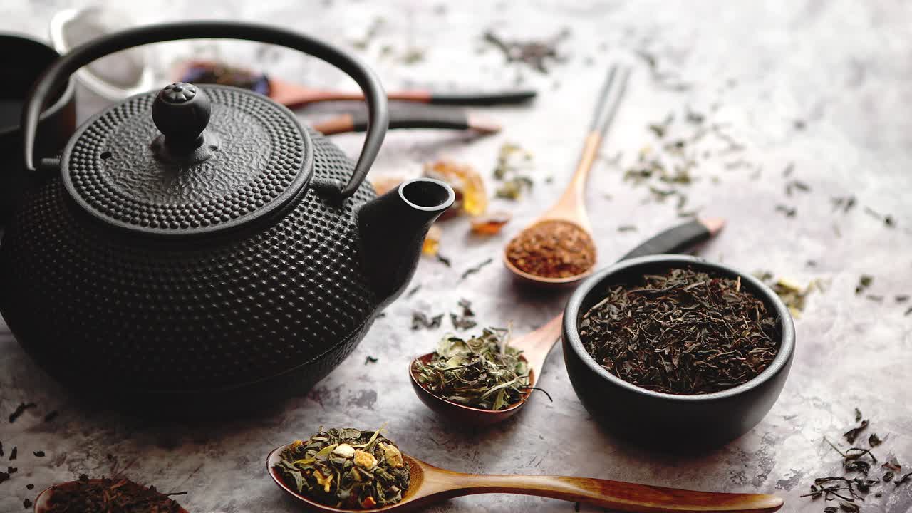 철 빈티지 주전자와 컵