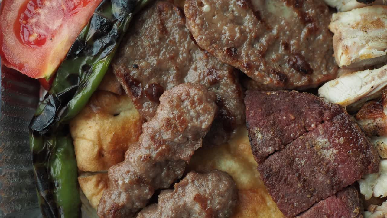 피타  을 넣은 그릴 된 고기 접시