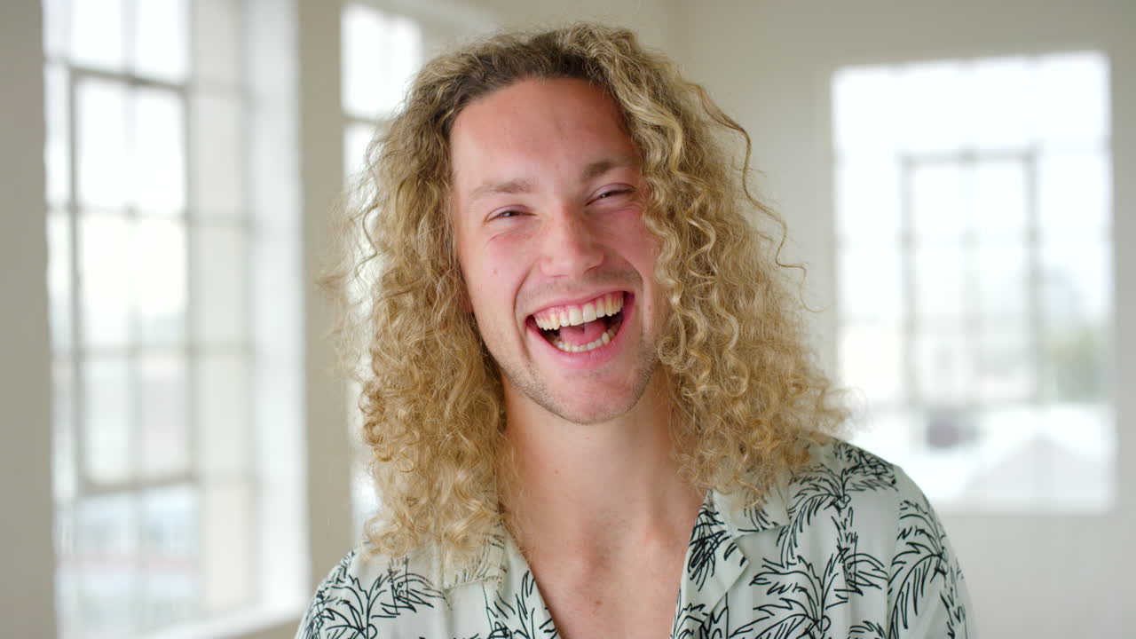 retrato de un joven alegre riendo