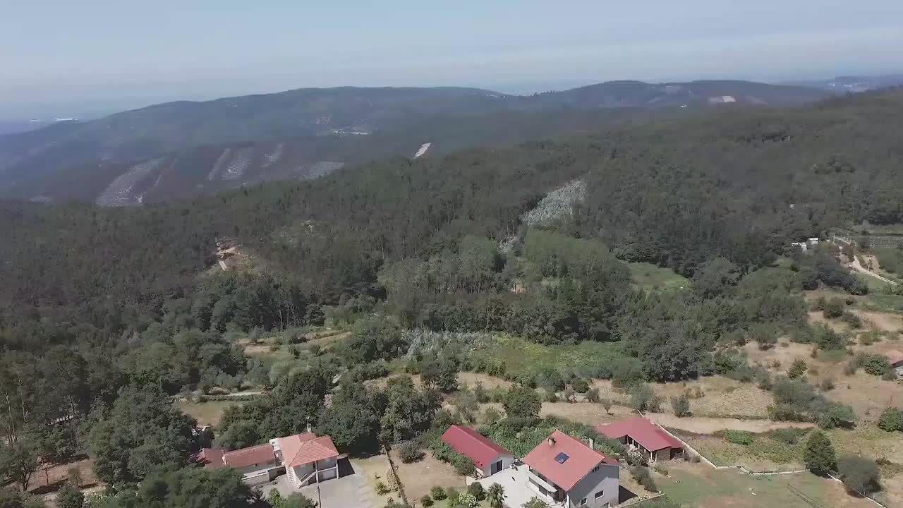 vista aérea de un pueblo portugués de macieira de alcoba, águeda, portugal