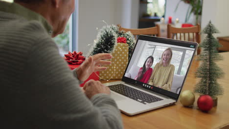 Feliz-Hombre-Mayor-Caucásico-En-Videollamada-En-Una-Computadora-Portátil-Con-Su-Hija-Y-Su-Nieta-En-Navidad