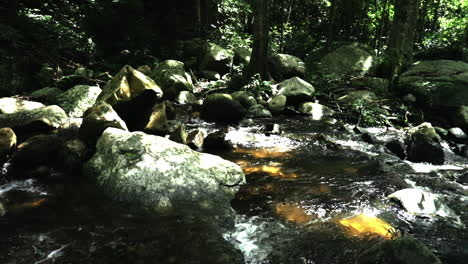 Blick-Auf-Den-Wasserfall-In-Thailand.