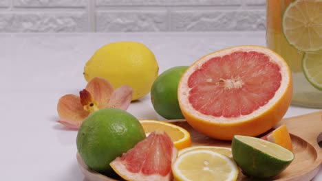 hacer agua de infusión de frutas cítricas
