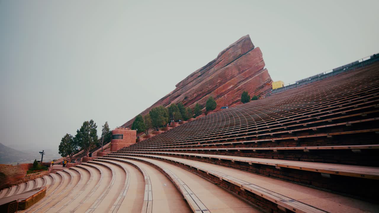 공허한 은 바위 암피테이터 (empty red rocks amphitheatre) 는 사우스 록 (south rock) 을 특징으로 한 중간에 있습니다.