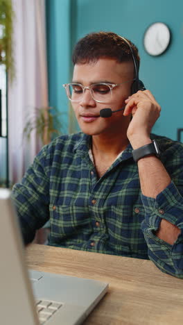 hombre de negocios que usa auriculares trabajador independiente centro de llamadas o operador de servicio de apoyo línea de ayuda