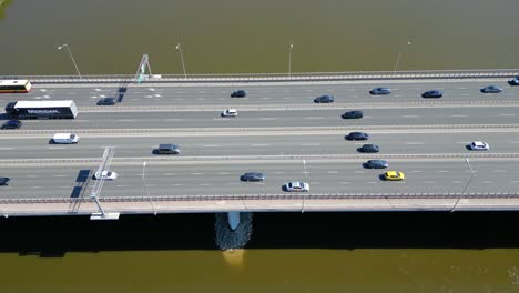 vista aérea del tráfico que se mueve en un puente masivo sobre el río vistula en varsovia