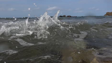 Vista-De-Bajo-Nivel-De-Pequeñas-Olas-Que-Llegan-A-Tierra