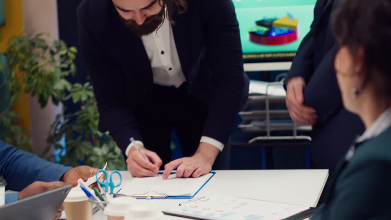 administradores de negocios estrechando la mano y firmando un nuevo contrato