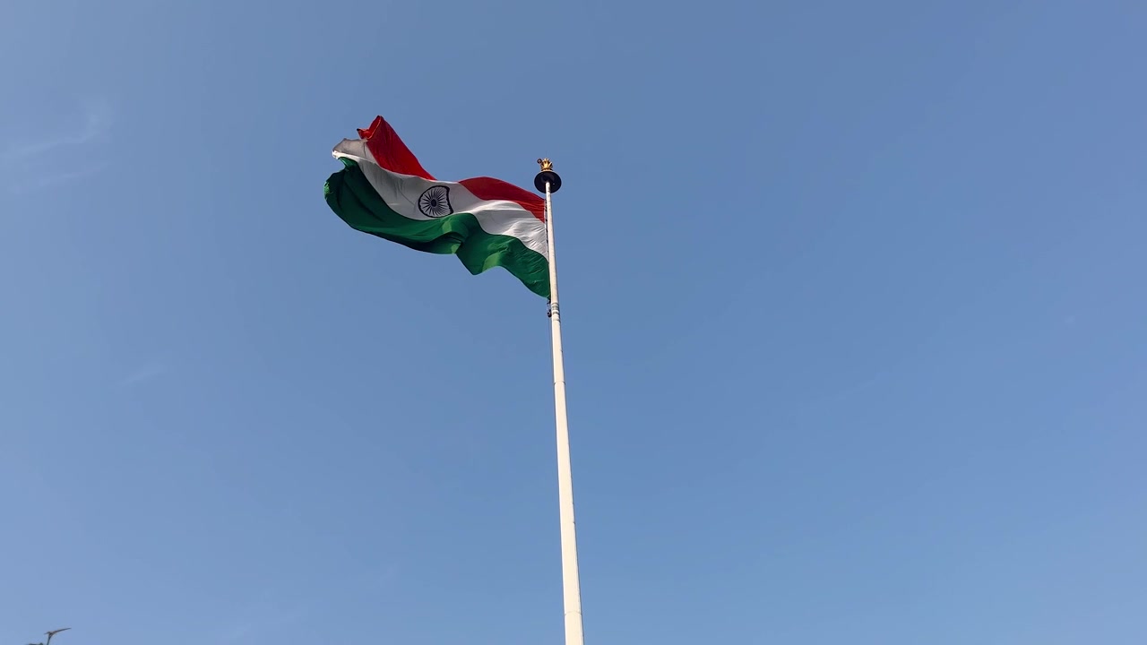 La bandiera indiana sventola al vento