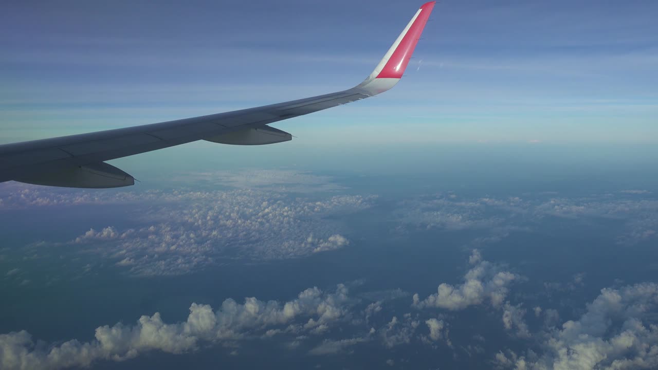 olhando para a asa e o céu de um avião