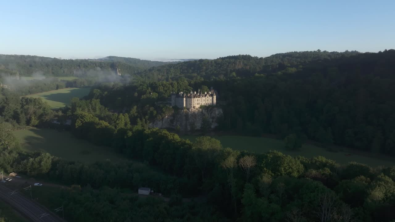 Volando verso il famoso castello di Walzin in Belgio all'alba, vista aerea