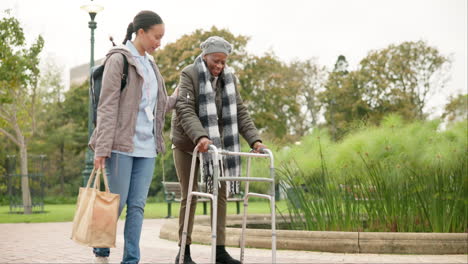 enfermera, apoyo y caminante con una anciana en el parque