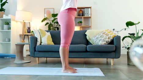 Junge-Frau-Macht-Zu-Hause-Yoga-Übungen