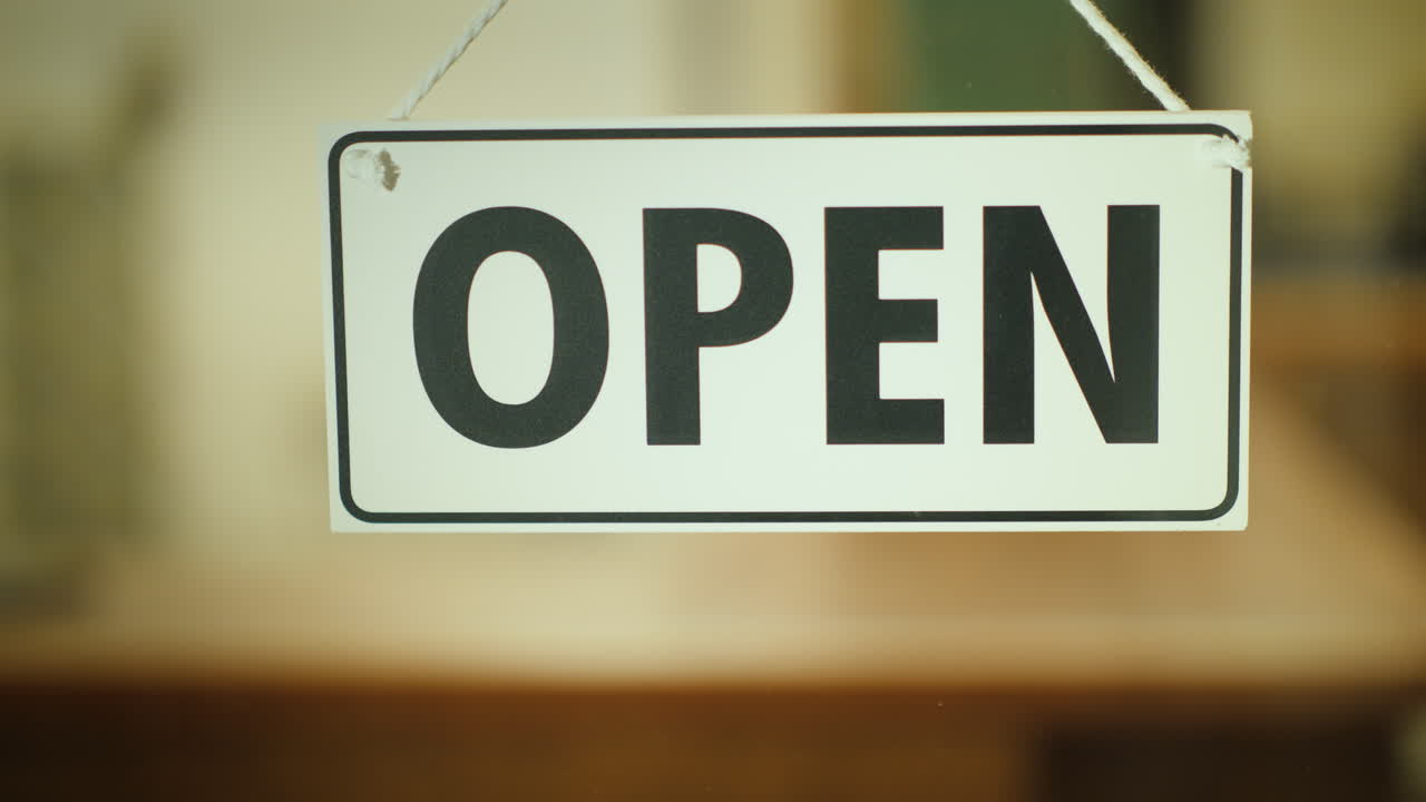 판매자는 늦은 저녁 작업 늦은 개념에 가게를 닫습니다