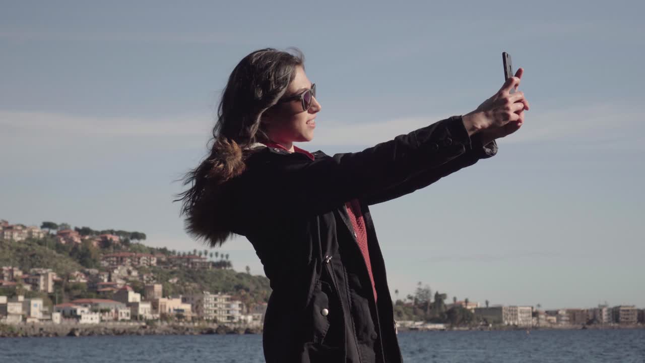 chica toma selfie y fotos con smartphone con hermoso paisaje