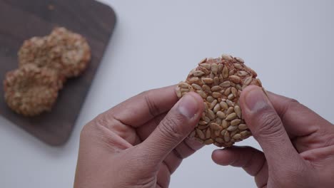 rompiendo una galleta de semillas de girasol