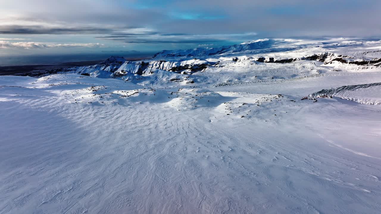 vista panorámica aérea del paisaje del glaciar myrdalsjokull cubierto de nieve en islandia, al atardecer