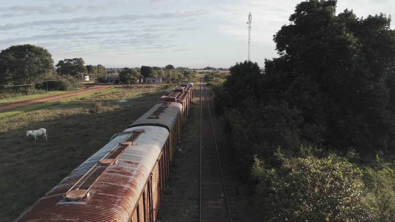 vista aérea de aviones no tripulados de la antigua línea de tren con vagones abandonados