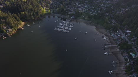 Die-Deep-Cove-Marina-In-British-Columbia-Während-Des-Sonnenuntergangs