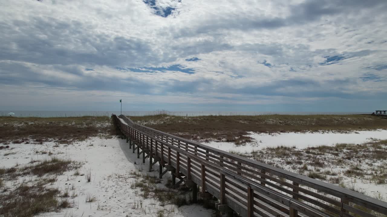 해변 위를 날아 멕시코 만의  ⁇  모래 해변을  ⁇ 습니다.