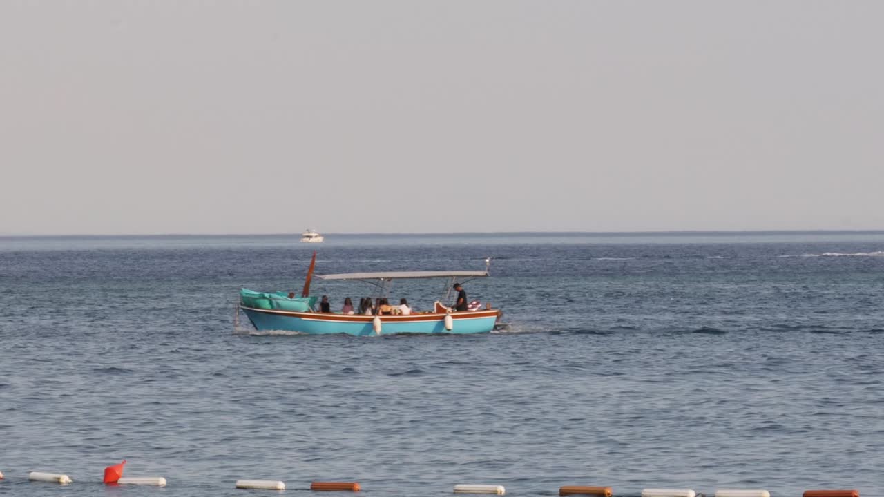 푸른 바다 위의 보트 투어